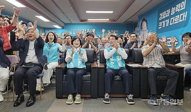 제9회 전국동시지방선거에서 더불어민주당 차영수 후보를 꺾고 당선된 강진원 강진군수 당선자가 3일 오후 11시께 강진군 강진읍 선거 캠프에서 지지자들의 환호를 받고 있다. 강주비 기자