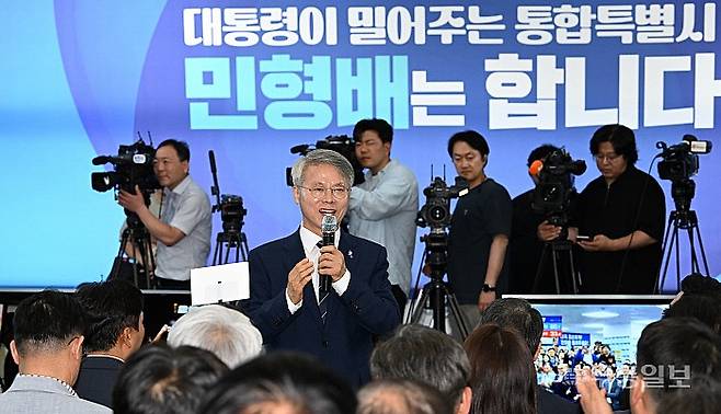 3일 민형배 더불어민주당 전남광주통합특별시장 후보가 당선이 확정되자 지지자들의 축하를 받으며 광주 서구 마륵동 선거사무소에서 당선인사를 하고 있다. 양광삼기자 ygs02@mdilbo.com