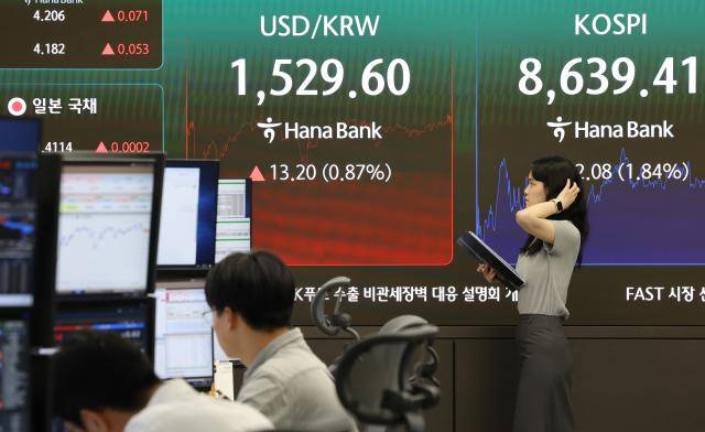 4일 코스피는 전장보다 162.08포인트(1.84%) 내린 8,639.41에 장을 마치며 지난달 28일 이후 처음으로 하락 마감했다.[사진=연합뉴스]