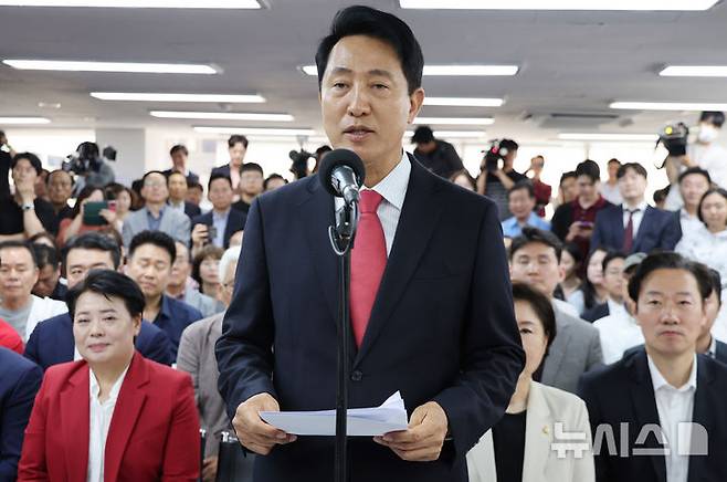 오세훈 국민의힘 서울시장 후보가가 4일 오전 서울 종로구 선거사무실에서 당선이 유력해진 후 소감을 밝히고 있다./사진제공=뉴시스