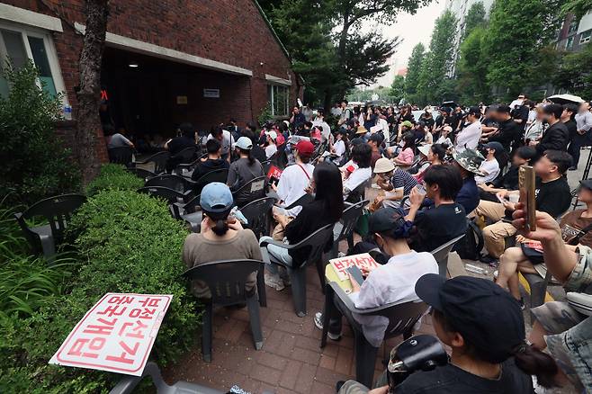 서울시장 선거를 비롯한 전국 주요 선거의 개표가 사실상 마무리된 4일 서울 송파구 잠실7동 제2투표소 앞에서 투표용지 부족 사태에 반발한 시위대가 투표함 반출을 막아서며 선거 무효를 주장하고 있다. 신태현 기자 holjjak@