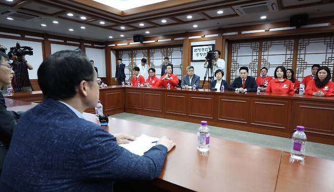 장동혁 국민의힘 상임선거대책위원장이 투표용지 부족 사태 관련 3일 오후 경기 과천시 중앙선거관리위원회를 항의 방문해 허철훈 중앙선거관리위원회 사무총장 등과 면담하고 있다.(뉴시스)