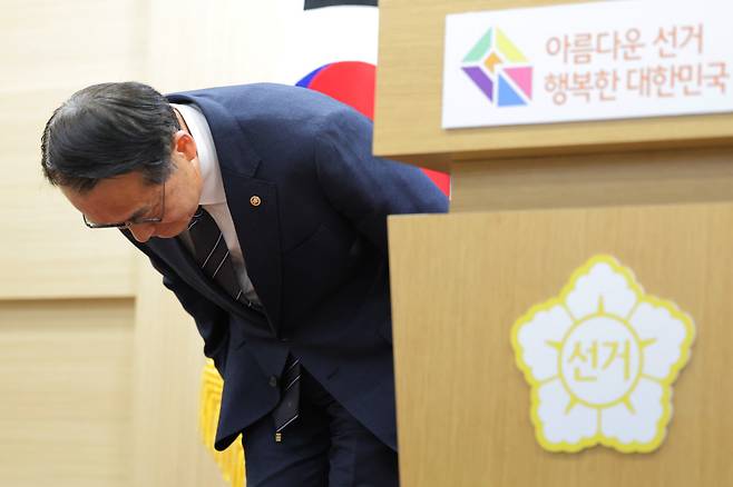 허철훈 중앙선거관리위원회 사무총장이 6·3 지방선거 본투표일인 3일 경기 과천 중앙선관위에서 투표용지 부족 사태 관련 대국민 사과를 하고 있다.(연합뉴스)