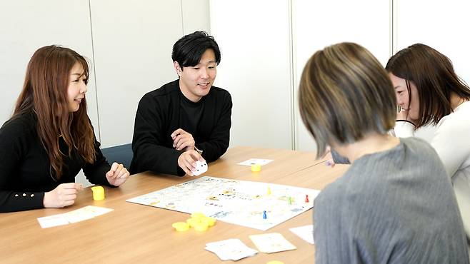 돌봄 상황을 주제로 한 보드게임 ‘츠쿠이의 돌봄 주사위 놀이’를 제작사인 츠쿠이 직원들이 체험하고 있다. 이 게임은 가족 돌봄과 돌봄 현장에서 일어날 수 있는 상황을 쉽게 이해하도록 돕기 위해 제작됐다.(주식회사 츠쿠이 제공)