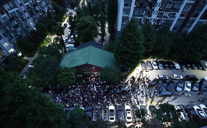 4일 제9회 전국동시지방선거 및 국회의원 재·보궐선거 투표용지 부족으로 투표 시간이 오후 10시까지 연장됐던 서울 송파구 잠실7동 제2투표소 앞에서 투표함 반출에 반대하는 시민들이 밤새 구호를 외치고 있다. (사진=연합뉴스)