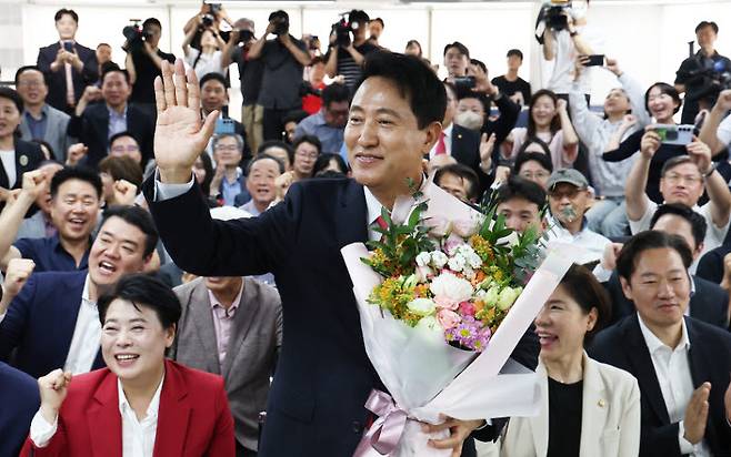 오세훈 국민의힘 서울시장 후보가 4일 서울 종로구에 마련된 본인의 선거사무소에서 당선이 유력해지자 입장 발표 후 꽃다발을 받고 환호 있다.(사진=뉴스1)