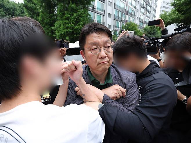 김범진 서울시선관위 사무처장이 4일 서울 송파구 잠실7동 제2투표소로 들어가려다 투표함 반출을 막는 시민들의 제지를 받고 있다 (사진=연합뉴스)