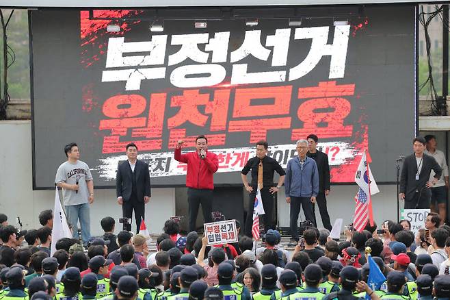 김민수 국민의힘 최고위원이 4일 경기 과천 중앙선거관리위원회 앞에서 열린 지선 투표용지 부족 사태 항의 집회 현장을 찾아 발언을 하고 있다 (사진=연합뉴스)