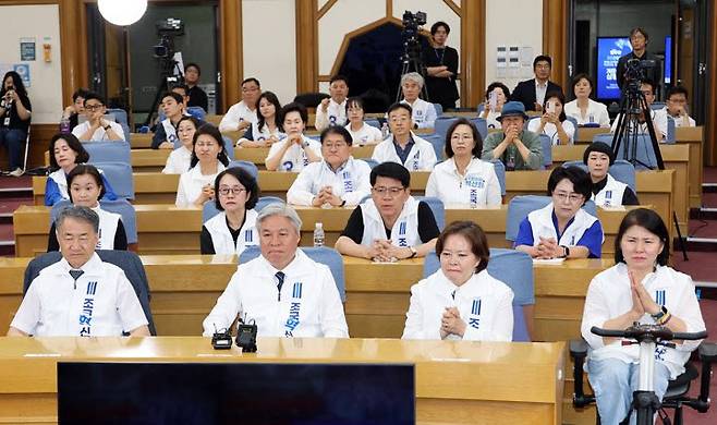 출구조사 결과발표 지켜보는 조국혁신당(사진=연합뉴스)