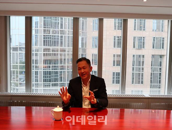 류야닝 중국음식문화공작부 주임이 중국 베이징 본사 사무실에서 이데일리와 인터뷰에 응하고 있다. (사진=이데일리 이명철 특파원)