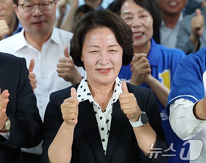 추미애 더불어민주당 경기도지사 후보가 3일 오후 경기 수원시 팔달구 마라톤빌딩에 마련된 선거사무소에서 캠프 관계자 및 지지자들과 출구조사 발표를 시청하고 있다. 2026.6.3 ⓒ 뉴스1 김영운 기자