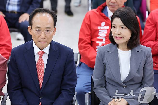 추경호 국민의힘 대구시장 후보와 이진숙 대구 달성군 국회의원 후보가 3일 대구 수성구 국민의힘 대구광역시당에서 방송3사 출구조사를 시청하고 있다. 2026.6.3 ⓒ 뉴스1 신웅수 기자