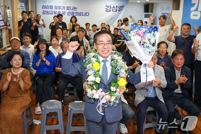 4파전으로 치러진 제9회 전국동시지방선거 강원도교육감 선거에서 진보 성향 강삼영 후보가 당선이 유력시 되자 승리 세리머니를 하고 있다. (강삼영 후보 캠프 측 제공, 재판매 및 DB금지)