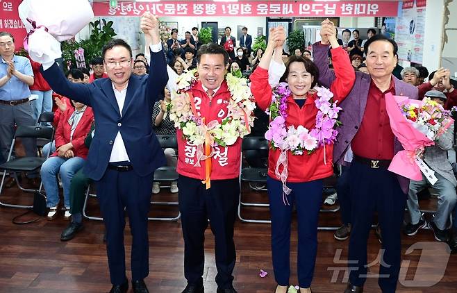 임현철 국민의힘 울산 남구청장 후보가 4일 새벽 울산 남구에 마련된 자신의 선거캠프에서 당선이 확실시 되자 꽃목걸이를 걸고 환호하고 있다. (임현철 당선인 캠프 제공. 재판매 및 DB금지) ⓒ 뉴스1 박정현 기자