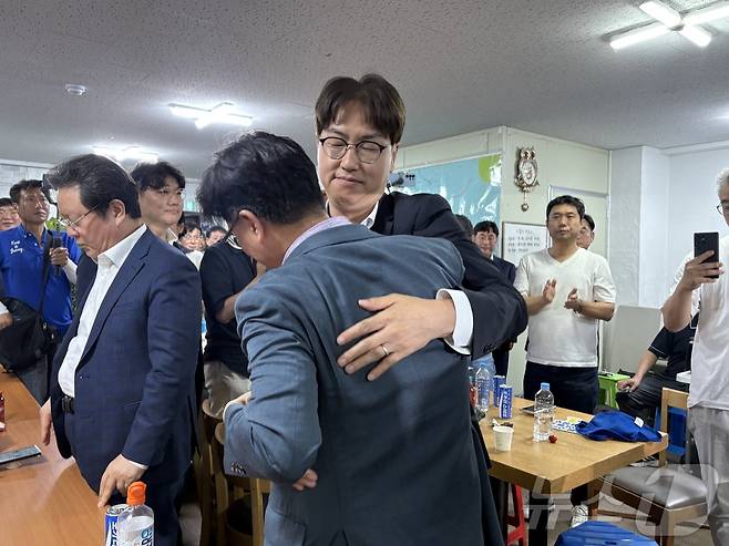 부산 북구갑 국회의원 보궐선거에 출마한 하정우 더불어민주당 후보가 4일 새벽 부산 북구 구포동 선거캠프를 찾아 패배를 인정하며 지지자들과 포옹하고 있다. 2026.6.4 ⓒ 뉴스1 박서현 기자