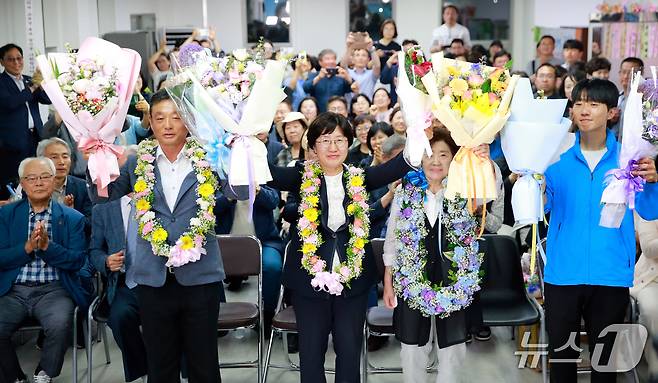 제9회 전국동시지방선거 제주도교육감 선거에 출마한 고의숙 후보(56)가 3일 밤 제주시 삼도1동에 있는 선거사무소에서 당선 확실시 소식이 전해지자 환호하고 있다. 2026.6.4 ⓒ 뉴스1 오미란 기자