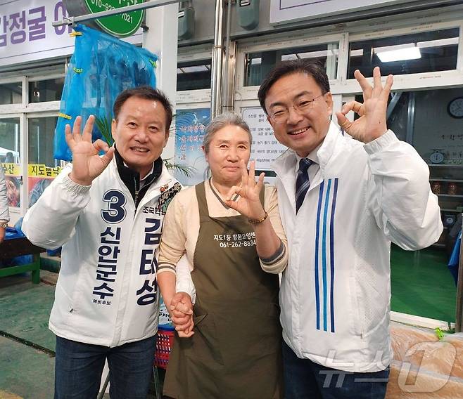 신장식 조국혁신당 호남총괄선대위원장이 김태성 신안군수 후보와 함께 선거운동을 하고 있다.(신장식 SNS. 재배포 및 DB 금지) 2026.5.21 ⓒ 뉴스1
