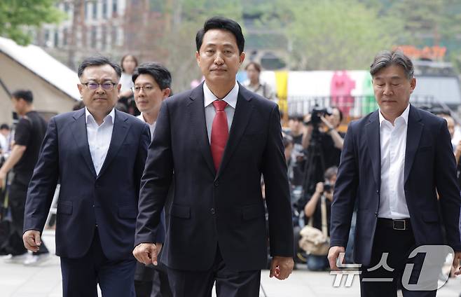 오세훈 서울시장 당선인이 4일 오전 서울시청 정문에서 감사인사를 마친 뒤 시청 로비로 향하고 있다. (공동취재) 2026.6.4 ⓒ 뉴스1 이호윤 기자