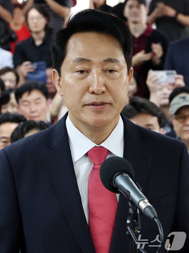 오세훈 국민의힘 서울시장 후보가 4일 서울 종로구에 마련된 본인의 선거사무소에서 당선이 유력해지자 입장을 밝히고 있다. 2026.6.4 ⓒ 뉴스1 김도우 기자