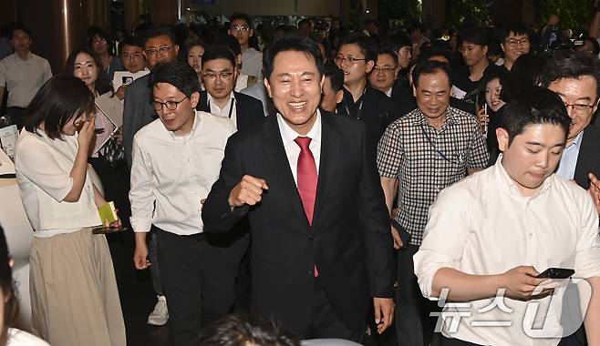 오세훈 서울시장 당선인이 4일 오전 서울시청 로비에서 직원들의 환영을 받고 기뻐하고 있다. (공동취재)2026.6.4 ⓒ 뉴스1 이호윤 기자