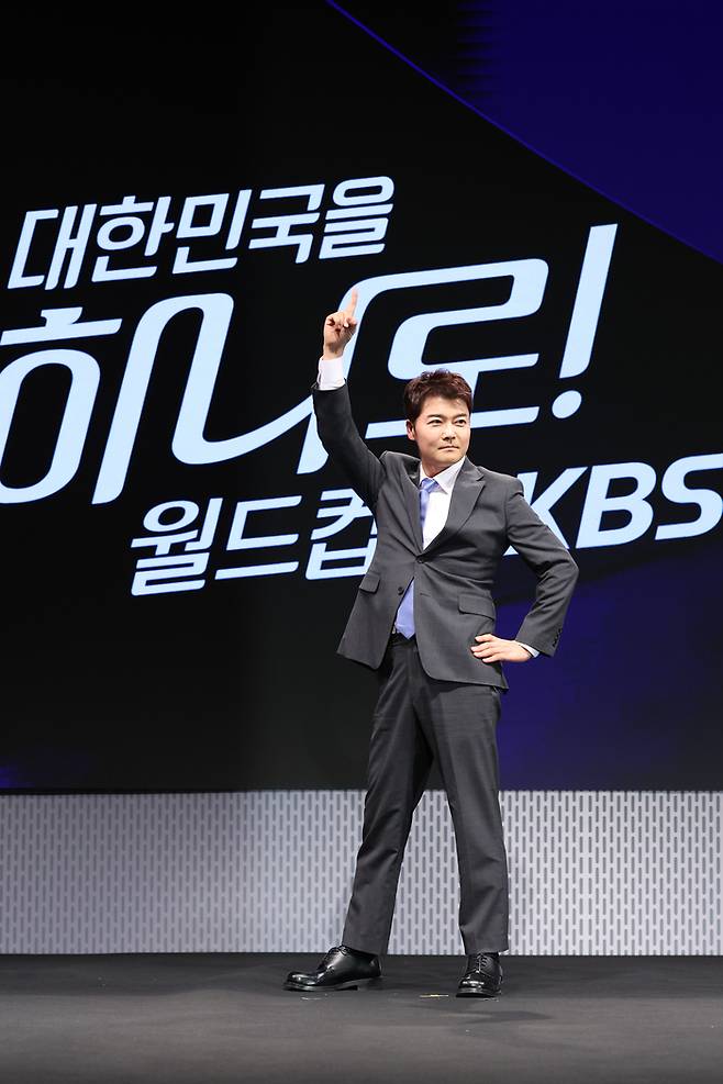 방송인 전현무가 2일 서울 여의도 KBS 아트홀에서 열린 KBS ‘2026 FIFA 북중미 월드컵’ 제작발표회에서 포즈를 취하고 있다. 사진 | 연합뉴스
