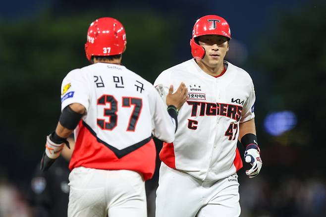 KIA 나성범이 광주-기아 챔피언스 필드에서 열린 2026 KBO리그 정규시즌 SSG전에서 출루한 후 대주자 김민규와 교체돼 나오고 있다. 사진 | KIA 타이거즈