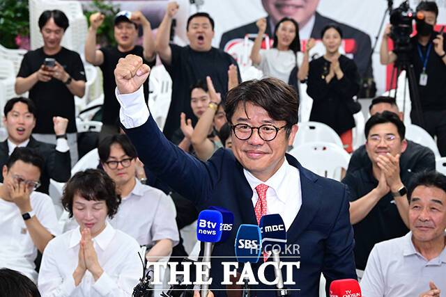 유의동 국민의힘 평택을 국회의원 재선거 후보가 4일 오전 경기 평택시 선거사무소에서 당선이 확실시 된 후 지지자들의 연호에 화답하고 있다. /평택=남윤호 기자