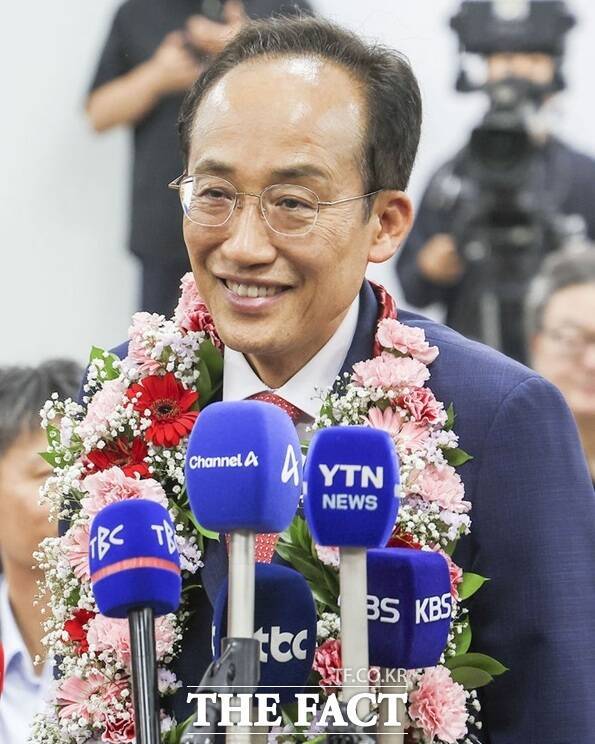 추경호 국민의힘 대구시장 당선인이 4일 대구 수성구에 위치한 선거사무소에서 당선 소감을 밝하고 있다. /뉴시스