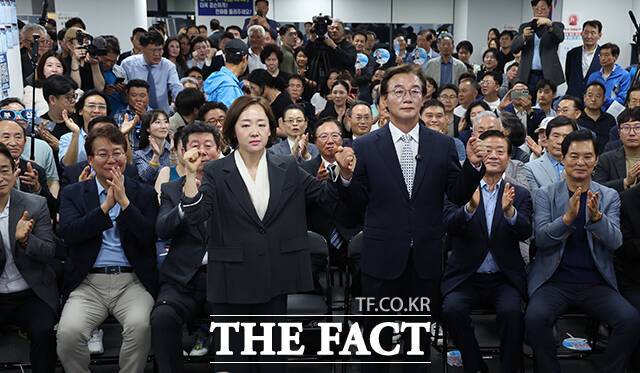 전재수 더불어민주당 부산시장 후보(앞줄 오른쪽)가 4일 오전 부산 진구 선거사무소에서 당선이 확정된 후 부인 최혜진씨와 함께 세리머니를 하고 있다. /부산=박상민 기자