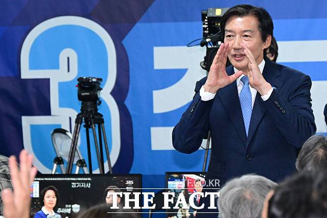 조국 조국혁신당 평택을 국회의원 재선거 후보가 3일 오후 경기 평택시 선거사무소에서 6·3 지방선거 출구조사가 발표된 후 인사말을 하고 있다. 이날 KBS·MBC·SBS 방송 3사 출구조사 결과 평택을 국회의원 재선거는 더불어민주당 김용남 30.3%, 국민의힘 유의동 30.6%, 조국혁신당 조국 31.1%로 나타났다. /남윤호 기자