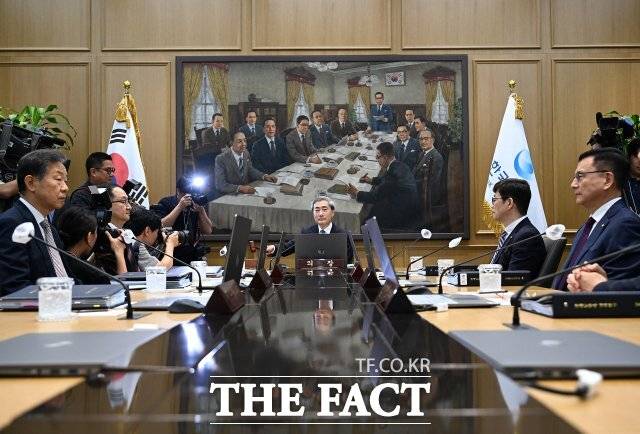 신현송 한국은행 총재가 지난달 28일 서울 중구 한국은행 본관에서 열린 취임 후 첫 금융통화위원회 본회의에서 의사봉을 두드리고 있다. /사진공동취재단