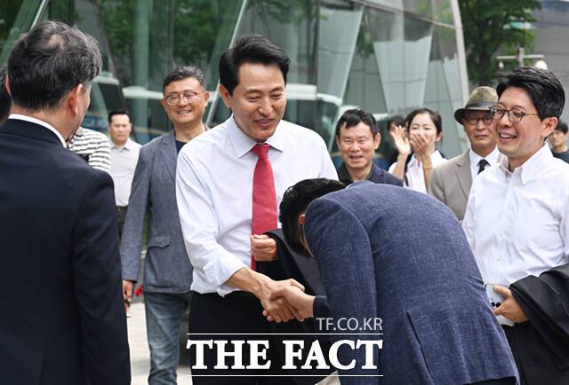 이번 선거 최대 격전지였던 서울시장 선거에서는 오세훈 시장이 막판 뒤집기에 성공하며 정원오 민주당 후보를 꺾었다. 사진은 제9회 전국동시지방선거에서 서울시장으로 당선된 오세훈 국민의힘 후보가 4일 오전 업무 복귀를 위해 서울시청으로 출근하고 있는 모습. /이새롬 기자