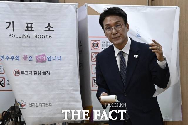 6·3 지방선거가 막을 내리면서 김민석 국무총리의 거취가 오는 8~9월로 예상되는 더불어민주당 전당대회 출마로 기우는 분위기다. 사진은 김 총리가 지난달 29일 지선 사전 투표를 마친 모습. /송호영 기자