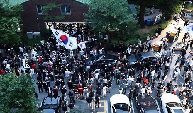 서울 송파구 잠실7동 제2투표소 앞에서 투표함 반출에 반대하는 시민들이 밤새 구호를 외치고 있다. 연합뉴스