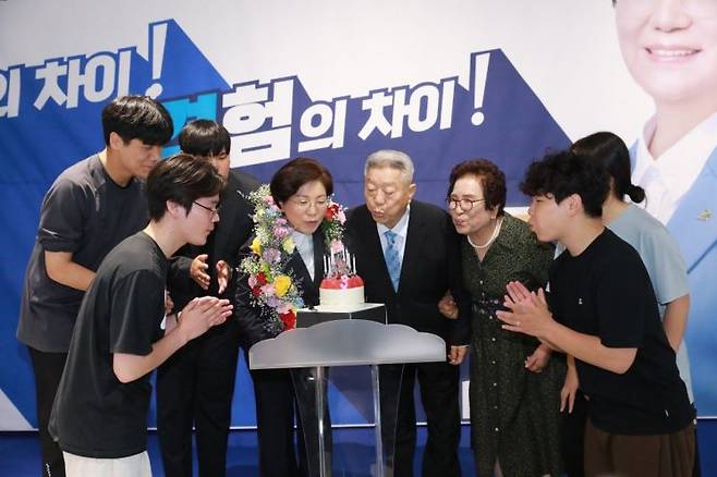 김미경 은평구청장 당선인이 당선이 확실시된 이후 부모님, 자립준비청년들과 함께 축하하는 모습. 선거사무소 제공.