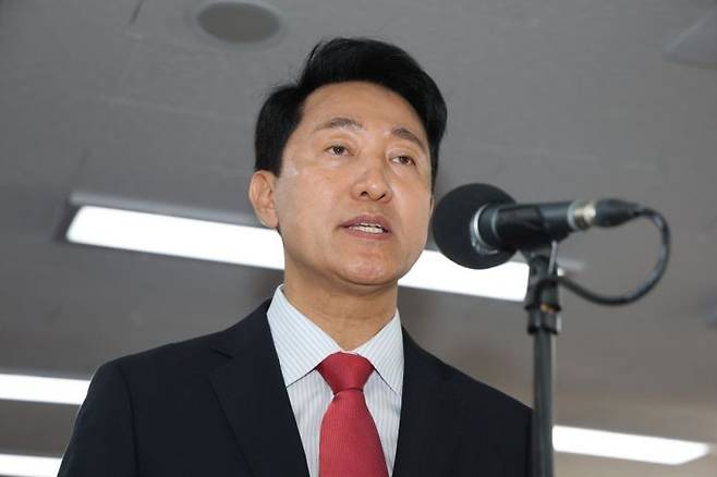 국민의힘 오세훈 서울시장 후보가 제9회 전국동시지방선거일 다음날인 4일 서울 종로구 대왕빌딩에 마련된 선거사무소에서 발언하고 있다. 연합뉴스