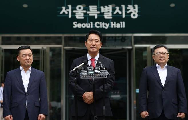 6·3 지방선거에서 서울시장 당선이 사실상 확정된 국민의힘 오세훈 후보가 4일 서울시청으로 들어가기 전 인사말을 하고 있다. 연합뉴스