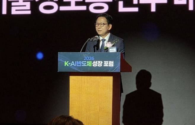 배경훈 부총리 겸 과학기술정보통신부 장관이 4일 서울 중구 롯데호텔에서 열린 'K-AI 반도체 성장 포럼'에서 인사말을 하고 있다. 공병선 기자