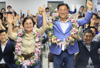 김한종 장성군수 당선인이 지지자들과 함께 당선을 축하하고 있다. [김한종 후보 측 제공]
