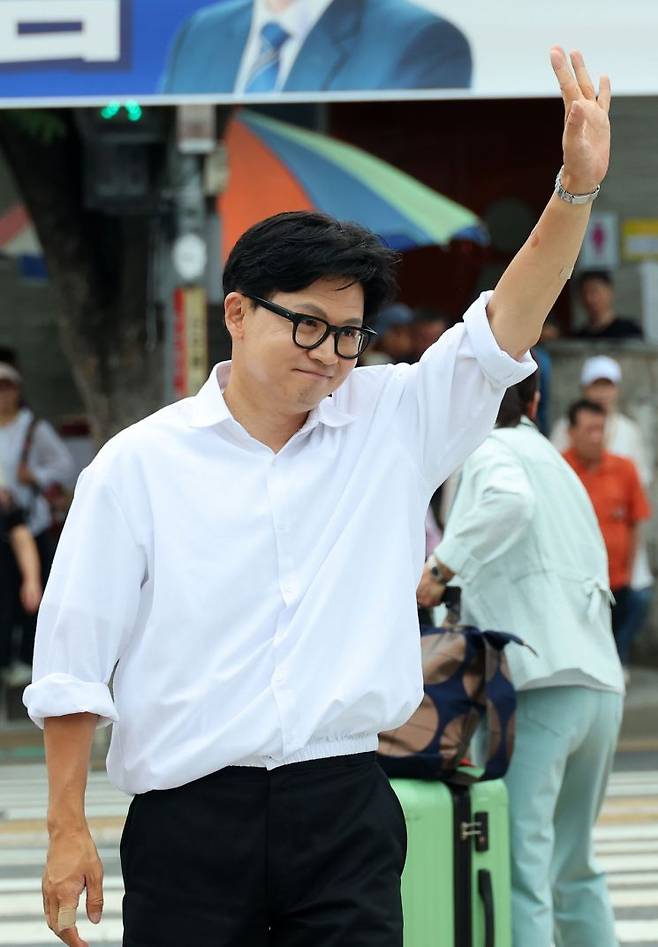 한동훈 무소속 부산 북갑 국회의원 보궐선거 당선인이 4일 부산 북구 구포시장을 찾아 시민들에게 당선 감사의 인사를 하고 있다. 연합뉴스 제공