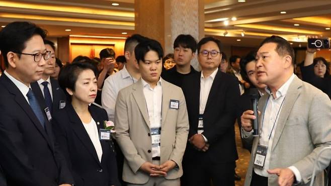 배경훈 부총리 겸 과학기술정보통신부 장관, 황정아 국회의원, 신동주 모빌린트 대표(사진 왼쪽부터)가 4일 롯데호텔 서울에서 열린 'K-AI반도체 성장포럼'에서 최은수 인텔리빅스 대표(맨 오른쪽)에게 K-AI 반도체를 활용한 산불조기경보 시스템과 생활안전 AI플랫폼 구축 실증 사례에 대한 설명을 듣고 있다. 인텔리빅스.