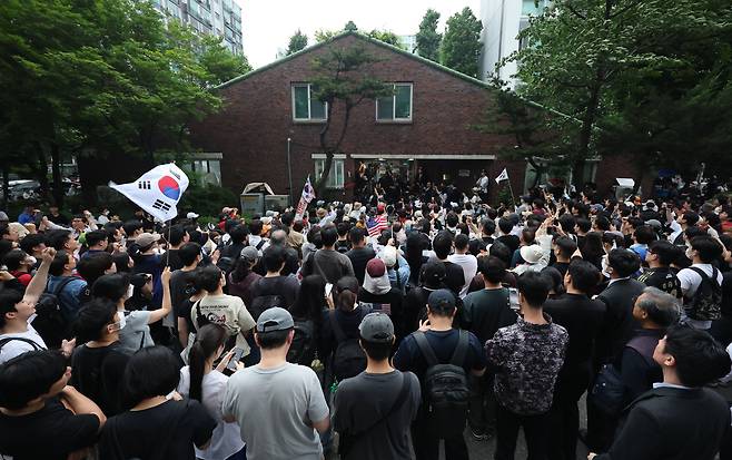 4일 제9회 전국동시지방선거 및 국회의원 재·보궐선거 투표용지 부족으로 투표 시간이 오후 10시까지 연장됐던 서울 송파구 잠실7동 제2투표소 앞에서 투표함 반출에 반대하는 시민들이 모여 구호를 외치고 있다./연합뉴스