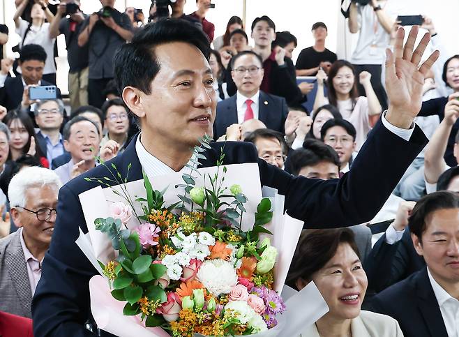 6·3 지방선거에서 당선된 오세훈 국민의힘 서울시장 후보가 4일 서울 종로구 선거사무소에서 꽃다발을 전달 받고 환호 하고 있다. /뉴스1