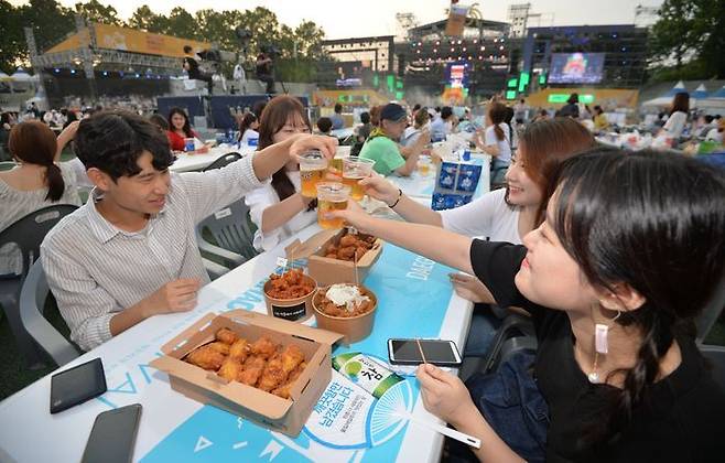지난 2018년 7월 18일 오후 대구시 달서구 두류공원 일대에서 열린 ‘2018 대구 치맥페스티벌’ 행사장을 찾은 시민들이 시원한 맥주와 다양한 치킨을 맛보며 축제를 즐기고 있다. 사진은 기사 내용과 무관. ⓒ뉴시스