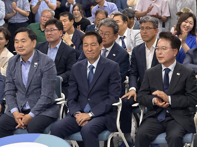 우상호 더불어민주당 강원도지사 후보가 3일 오후 강원 춘천 퇴계동에 있는 더불어민주당 강원도당에서 육동한 춘천시장 후보, 최문순 전 도지사 등과 함께 출구조사 결과를 지켜보고 있다. 2026.6.3/뉴스1
