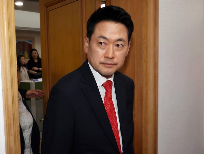 장동혁 국민의힘 대표가 4일 투표용지 부족 사태와 관련해 경기 과천 중앙선거관리위원회에서 노태악 위원장과 면담을 마친 뒤 이동하고 있다. (공동취재) 2026.06.04. 과천=뉴시스