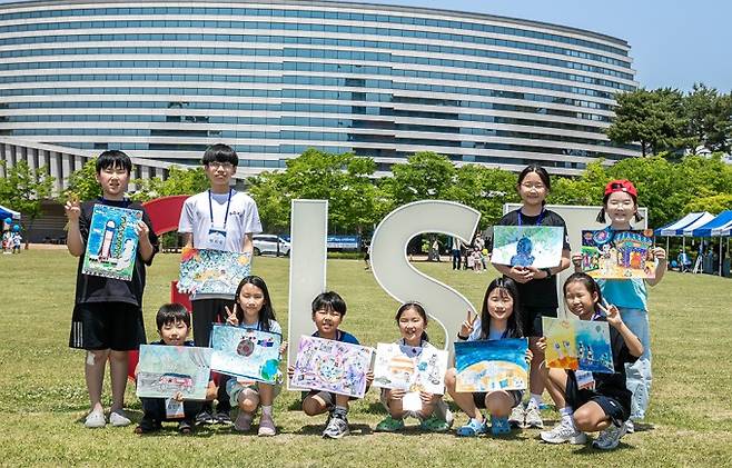 ‘제3회 GIST 과학상상 어린이 미술대회’에 참여한 어린이 우주 기자단. 스튜디오51 제공