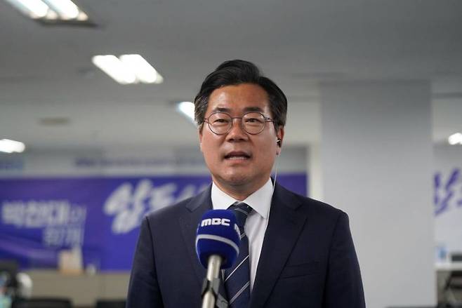 박찬대 인천시장 당선인이 4일 인천시장 선거 당선 확정 후 당선 소감을 발표하고 있다. 박찬대 캠프 제공.