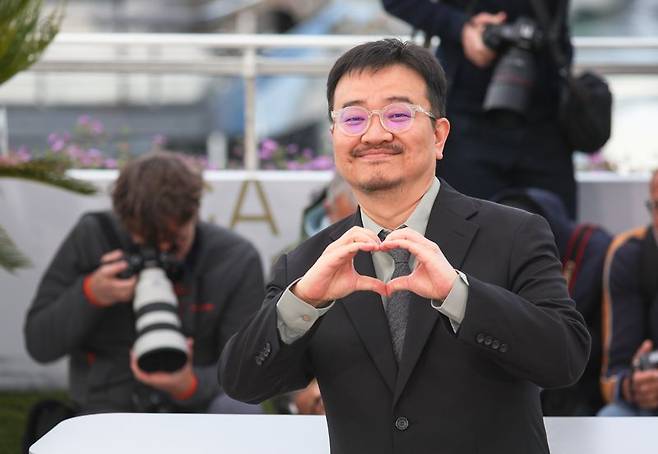 5월 15일(현지시간) 프랑스 남부 소도시 칸 팔레 데 페스티발(Palais des Festivals)에서 열린 제79회 칸 국제영화제 미드나잇 스크리닝 초청작 ‘군체’ 공식 포토콜에서 연상호 감독이 손 하트를 보이며 포즈를 취하고 있다. 뉴스1화상