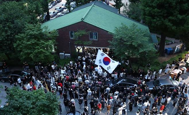 제9회 전국동시지방선거 및 국회의원 재·보궐선거 본투표일에 투표용지 부족으로 투표 시간이 오후 10시까지 연장됐던 서울 송파구 잠실7동 제2투표소 앞에 4일 새벽 투표용지 부족 사태에 항의하는 시민들이 모여 "부정선거"를 외치고 있다. 2026.6.4 ⓒ 뉴스1 박지혜 기자 /사진=뉴스1